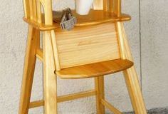 Wood high chair with detachable plastic tray